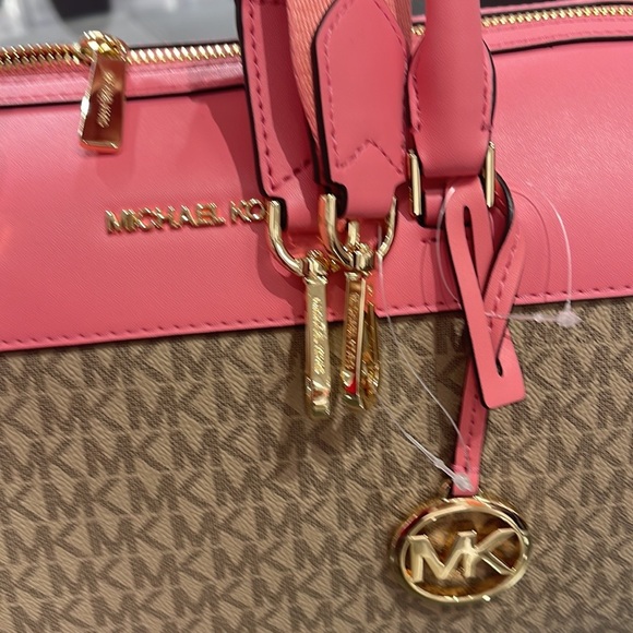 Michael Kors med Duffle Travel - Leather/Coated
35S2GTFU2B
Tea Rose
MD DUFFLE - Picture 7 of 16